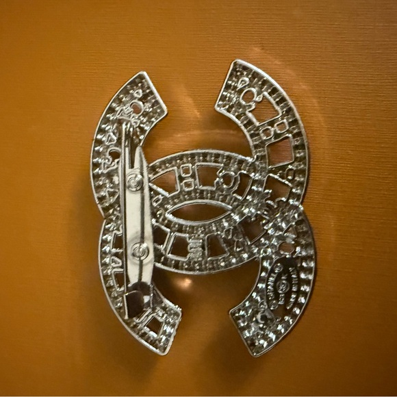 New upcycled Chanel Elegant Silver and Pearl brooch - Picture 3 of 3